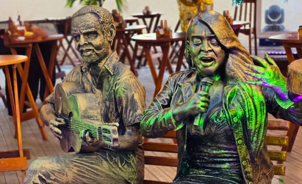 Estátua de Preta Gil ao lado da estádia de seu pai, Gilberto Gil.