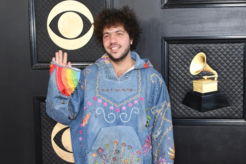 Quem é Benny Blanco, marido de Selena Gomez e produtor musical 1 Produtor musical Benny Blanco posa no tapete vermelho da 65ª edição do Grammy Awards em Los Angeles