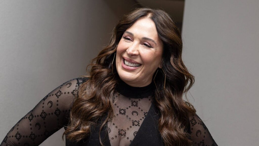 Claudia Raia recebe críticas por mostrar filho fantasiado de Mulher-Maravilha