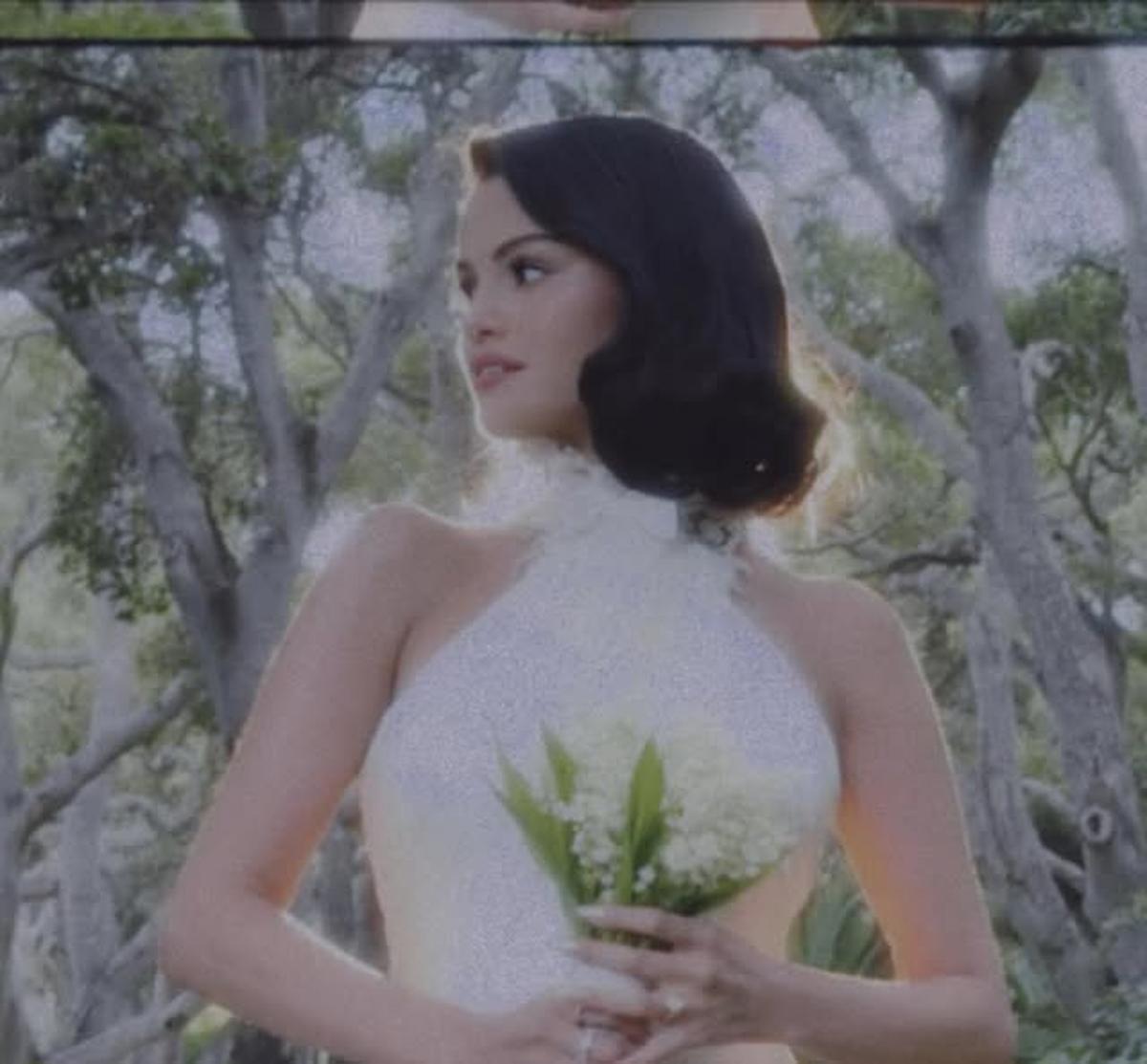 Selena Gomez se casa com Benny Blanco em cerimônia glamourosa nos EUA 1 Selena Gomez com vestido de noiva branco e buquê de flores, durante casamento em Montecito, Califórnia