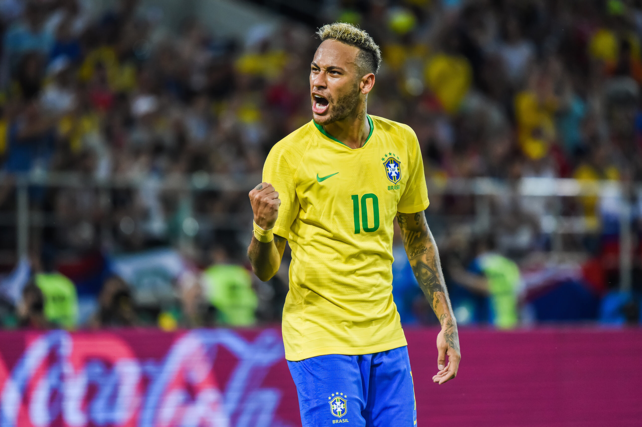 Neymar com a camisa do Brasil comemorando