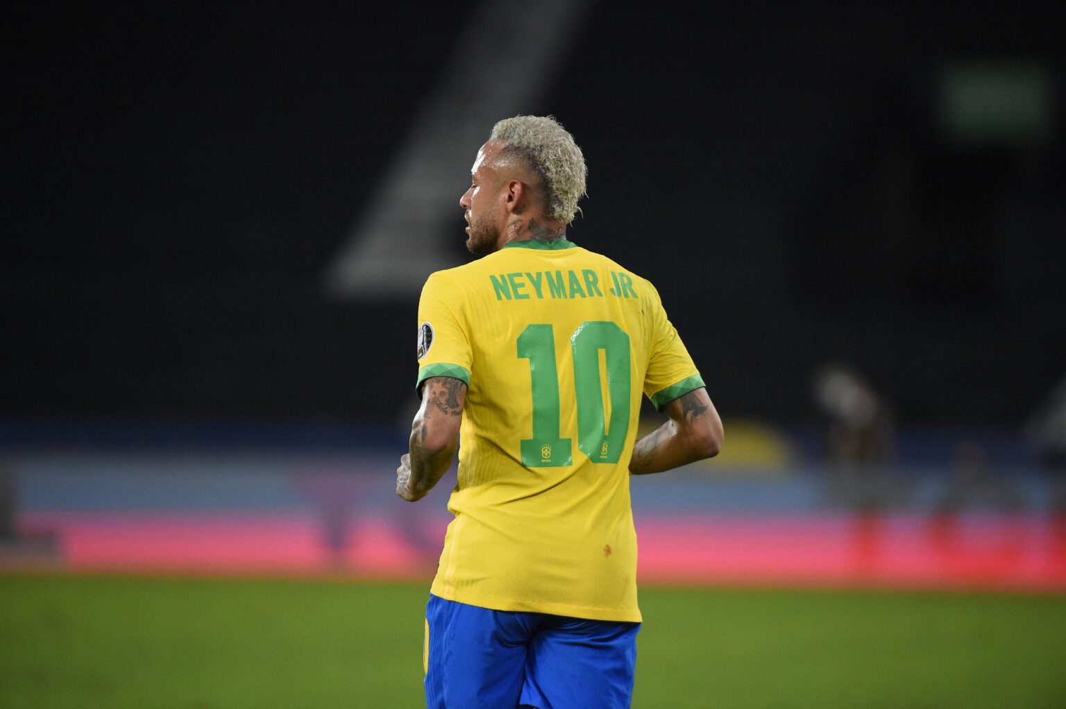 Neymar de costas com a camisa do Brasil escrito seu nome e o numero 10
