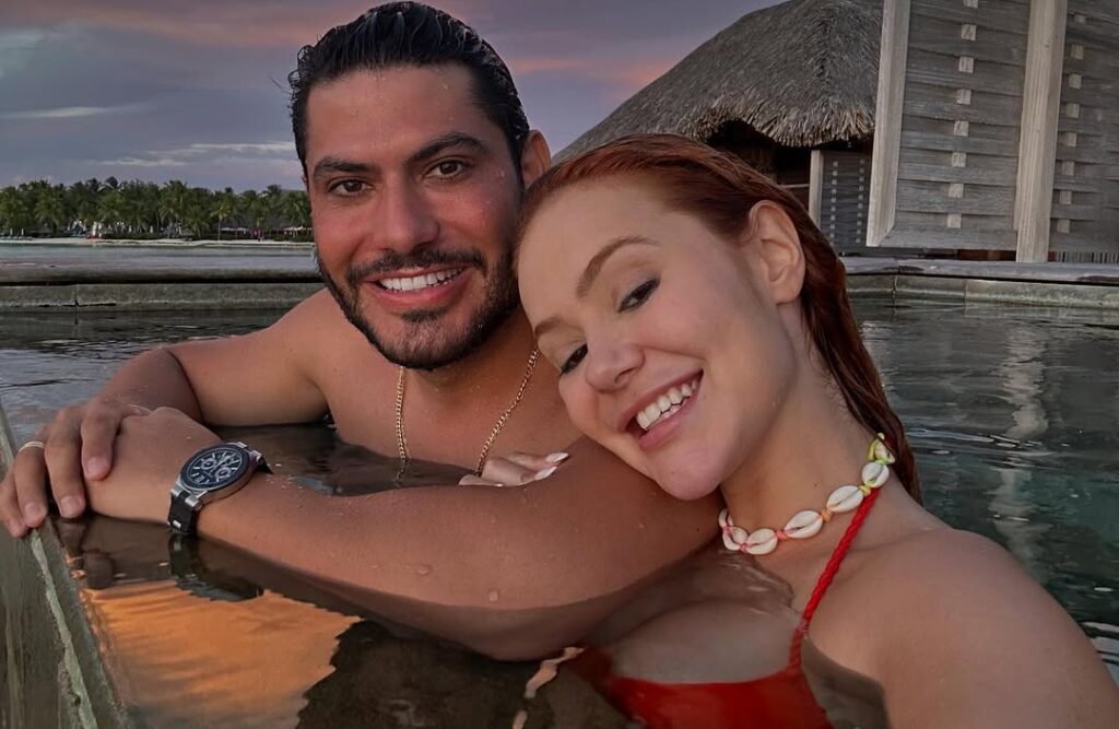 Mirela Janis relata assalto em São Paulo e desabafa: ‘Achei que a gente fosse morrer’ Mirela Janis e o marido, Yugnir Ângelo, em piscina