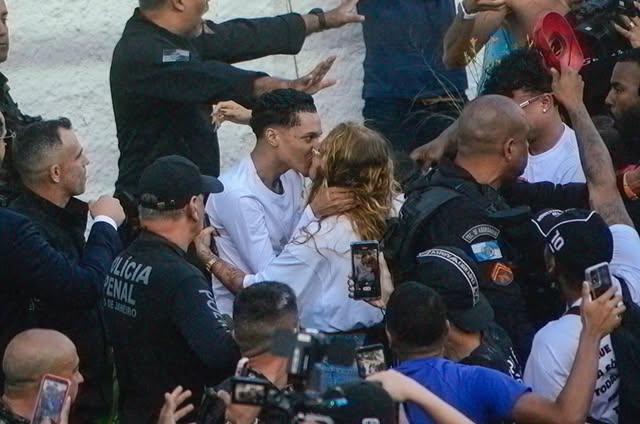 Fernanda Valença ganha presente inusitado de Oruam; veja 1 Oruam beija Fernanda Valença ao deixar a prisão, cercado por policiais e fãs no Complexo de Gericinó.