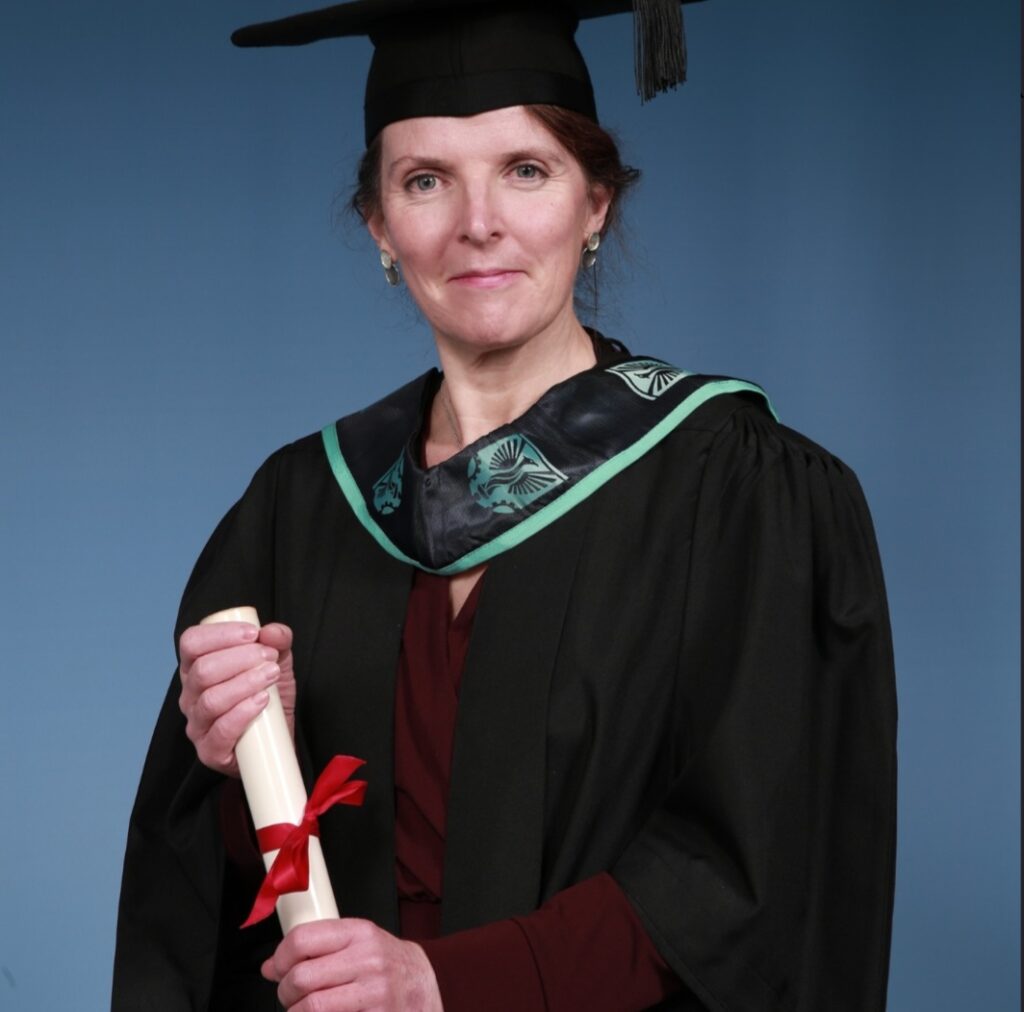Abigail Hopkins veste beca e segura diploma ao posar para foto de formatura, depois de anos sem contato com Anthony hopkins
