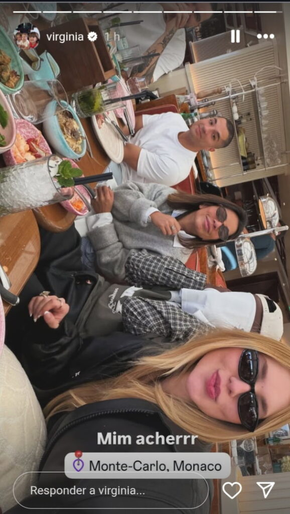 Virginia Fonseca faz selfie em restaurante de Monte Carlo, em Mônaco, durante viagem à Europa.