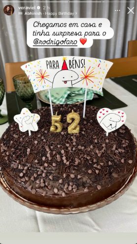 Rodrigo Faro faz 52 anos e ganha declaração apaixonada da esposa: 'Uma das maiores bençãos' 1 Bolo de chocolate com plaquinhas de “Parabéns” e o número 52 em velas douradas preparado para o aniversário de Rodrigo Faro