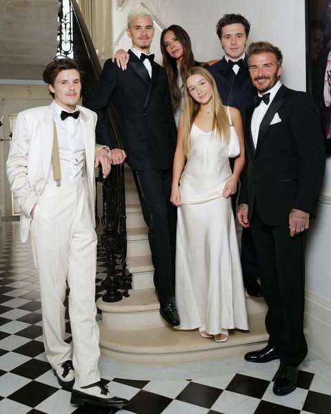 Victoria Beckham relembra rumores de traição de David Beckham 1 Família Beckham reunida em foto elegante na escadaria de casa.