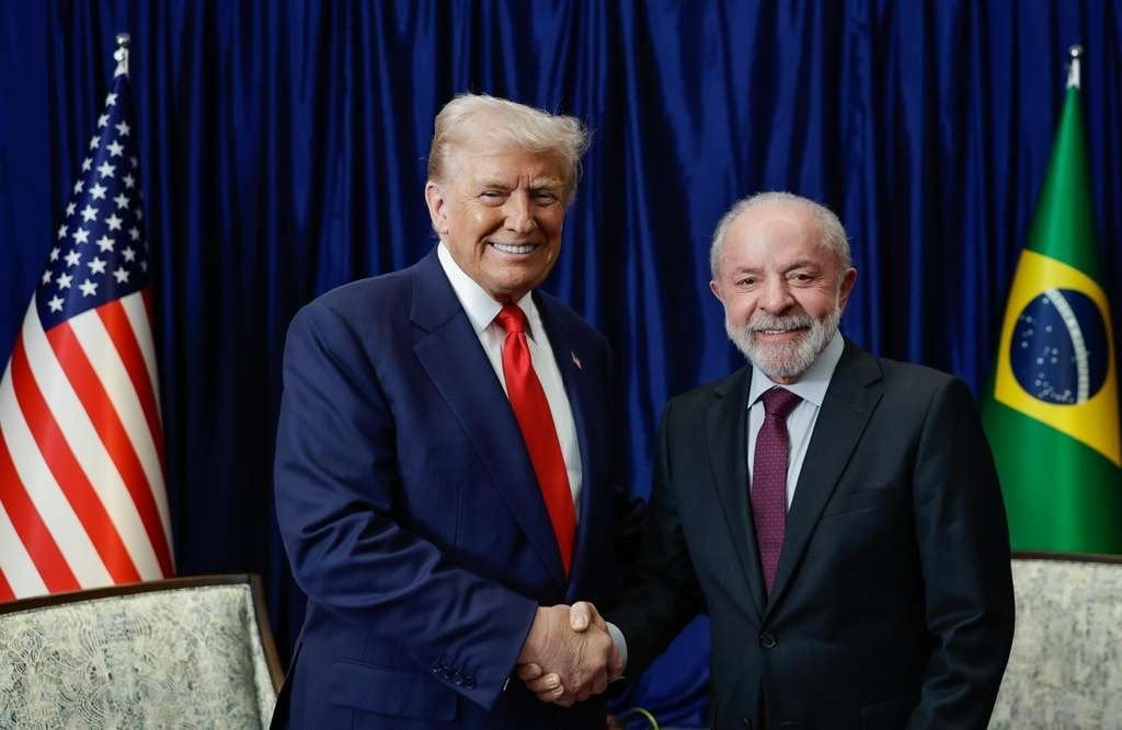 Donald Trump e Luiz Inácio Lula da Silva se cumprimentam em evento na Malásia.