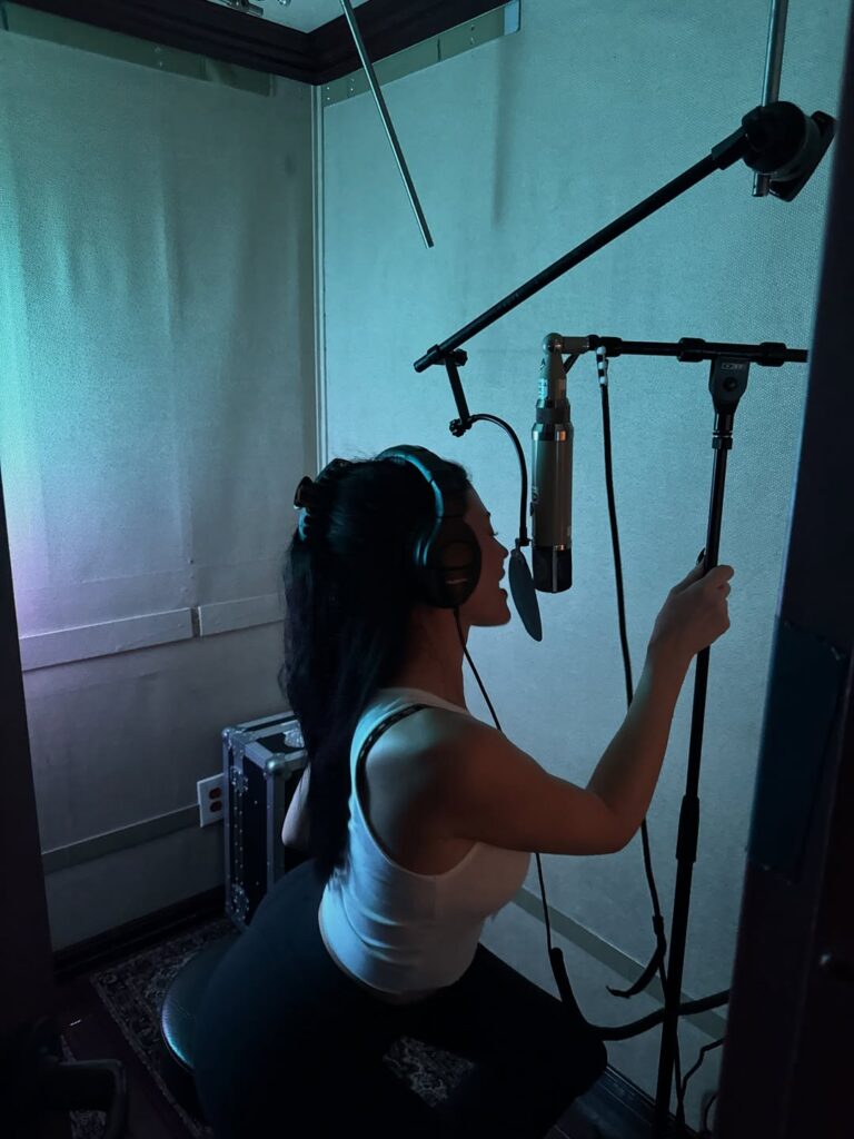 Kylie Jenner revive era King Kylie e estreia na música 1 Kylie Jenner grava vocais em estúdio, usando fones diante de microfone.