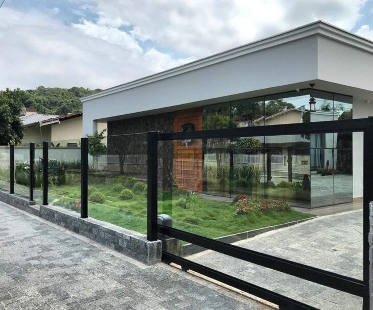 Portões de grades não são mais usados na fachada das casas: a tendência que os substitui une segurança e estilo 2 Portão de Vidro - BSB Vidros e Alumínios