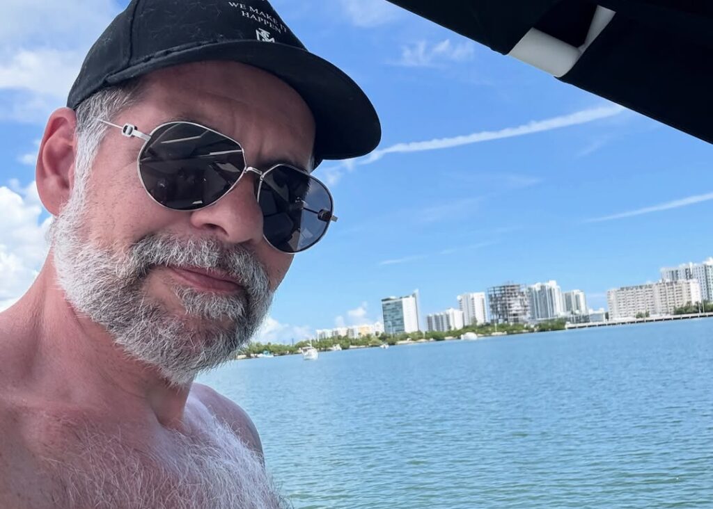 Leandro Hassum celebra 11 anos de bariátrica; antes e depois impressionam Leandro Hassum em self em passeio de barco