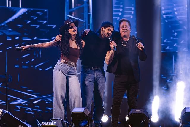 ‘Tomo todo dia’: Leonardo fala sobre ‘azulzinho’ e viraliza com resposta bem-humorada 1 Ana Castela, Zé Felipe e Leonardo cantam juntos em show com clima de descontração no palco.