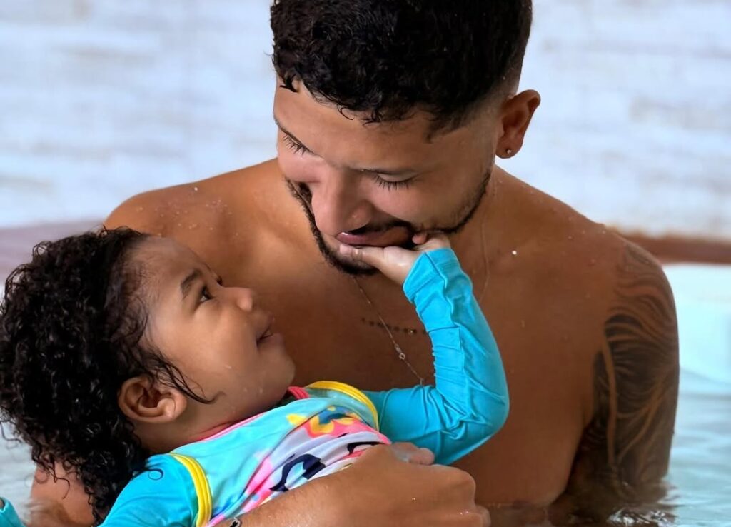 Yuri Lima em piscina com a filha Nala