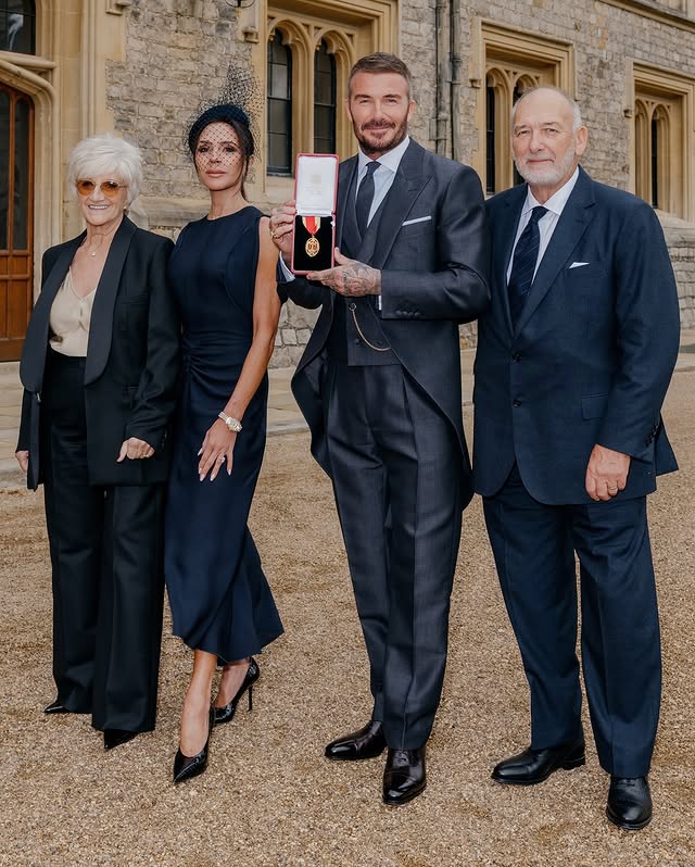 David Beckham posa com Victoria Beckham e os pais após cerimônia de condecoração no Castelo de Windsor.