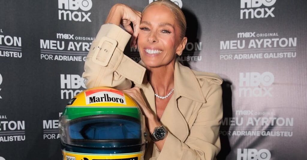 Adriane Galisteu posando com o capacete de Ayrton Senna