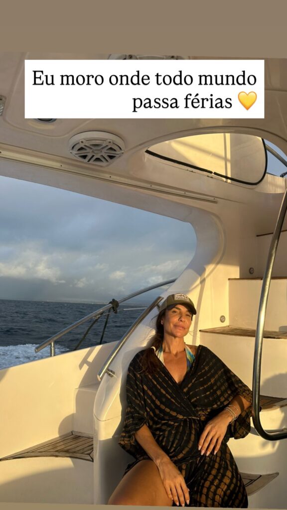 Ivete Sangalo curte passeio de lancha em Salvador e se declara à Bahia 1 Ivete sangalo sentada em uma lancha