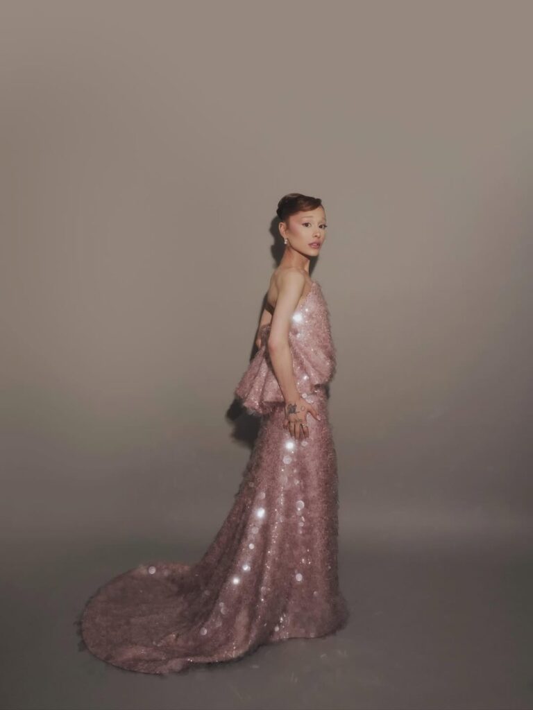 Ariana Grande com vestido rosa de brilho