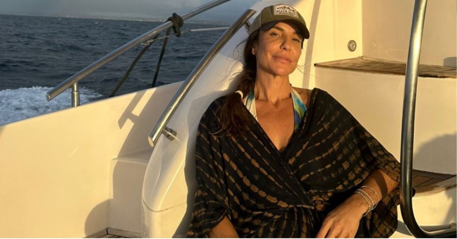 Ivete Sangalo curte passeio de lancha em Salvador e se declara à Bahia Ivete sangalo sentada em uma lancha