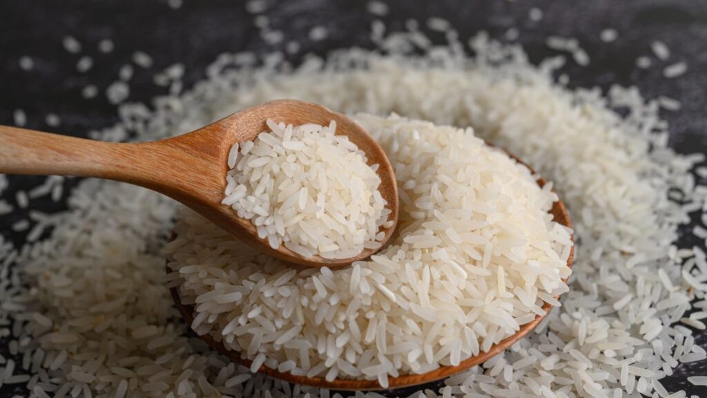Saiba por que colocar arroz com alecrim em um pote dentro de casa está se tornando uma febre