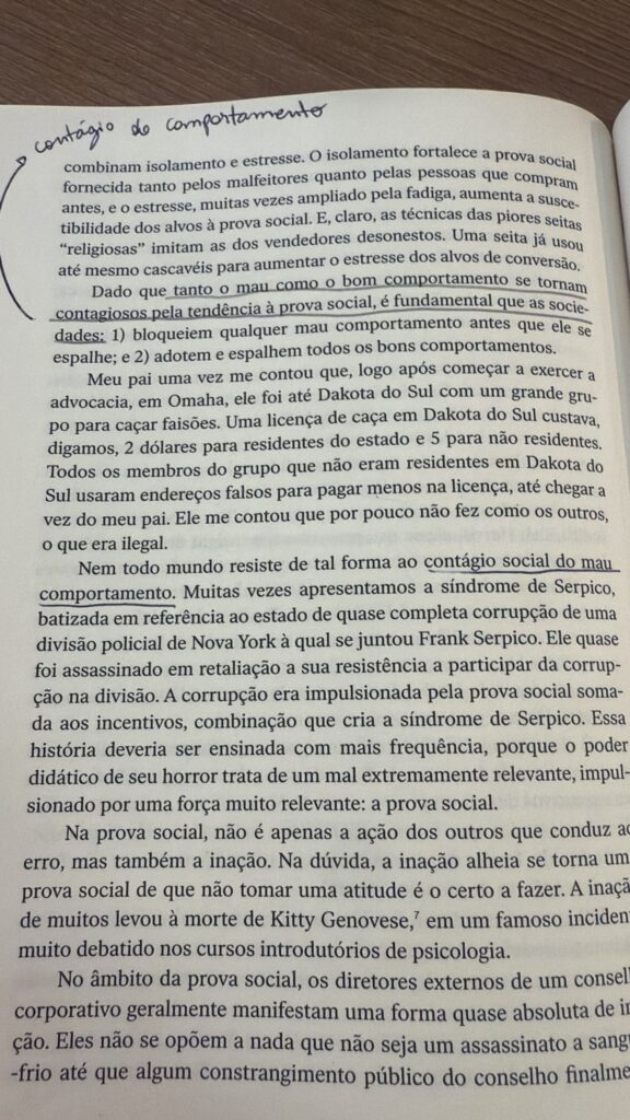 biblia aberta com versículos marcados na biblia da Manu Cit