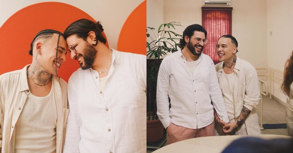 Montagem com duas fotos de Gloria Groove e Pedro Lopes. À esquerda, o casal aparece sorrindo de testa encostada diante de um fundo com formas alaranjadas, transmitindo carinho e cumplicidade. À direita, eles estão de mãos dadas em um ambiente interno iluminado, trocando olhares e risadas em um momento espontâneo e afetuoso.