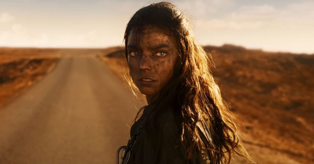 O melhor filme de ação de 2024 chega à Netflix e redefine o gênero com força e emoção Mulher jovem, Furiosa, do filme de ação, Furiosa: Uma Saga Mad Max, com rosto e roupas cobertos de poeira olha para trás enquanto caminha sozinha por uma estrada deserta em uma paisagem árida. A luz dourada do entardecer destaca seus traços e o cenário vasto ao redor, reforçando o clima de tensão e sobrevivência. A imagem sugere temática pós-apocalíptica, com foco na jornada e na resistência da personagem.