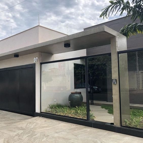 Portões de grades não são mais usados na fachada das casas: a tendência que os substitui une segurança e estilo 1 Portão de Vidro - BSB Vidros e Alumínios