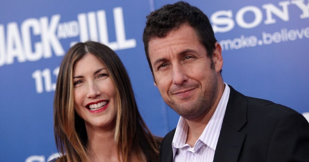 Adam Sandler e Jackie Sandler posam juntos em evento de tapete vermelho
