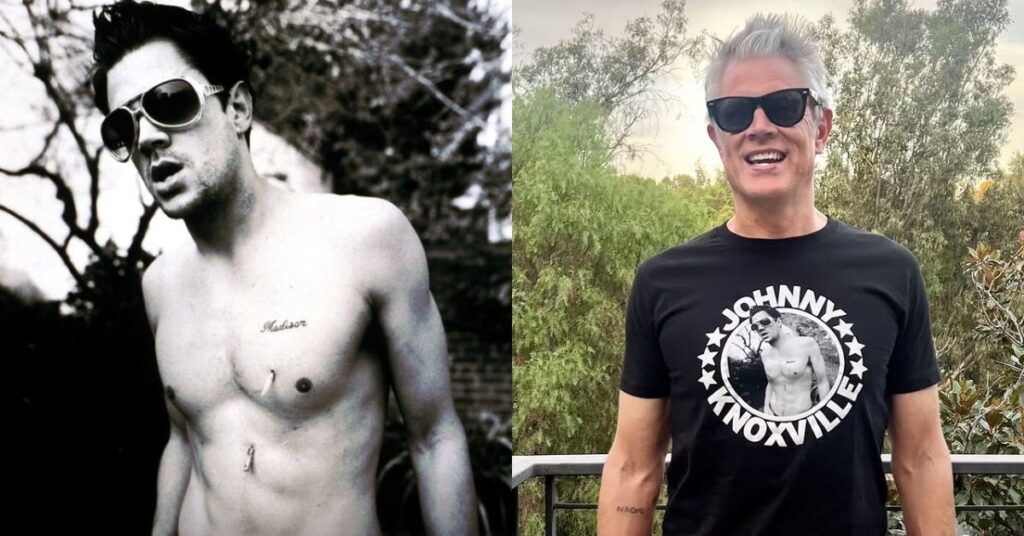 Johnny Knoxville aparece em montagem com uma foto antiga sem camisa ao lado de imagem atual usando camiseta estampada com seu próprio retrato.