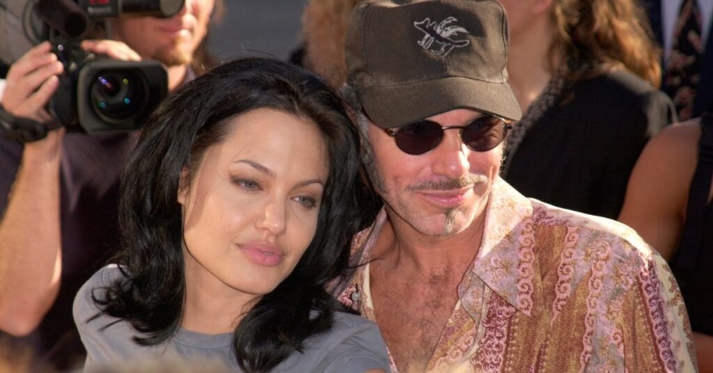 Ex de Angelina Jolie explica por que casal usava colares com sangue; veja Angelina Jolie e Billy Bob Thornton juntos em evento público nos anos 2000