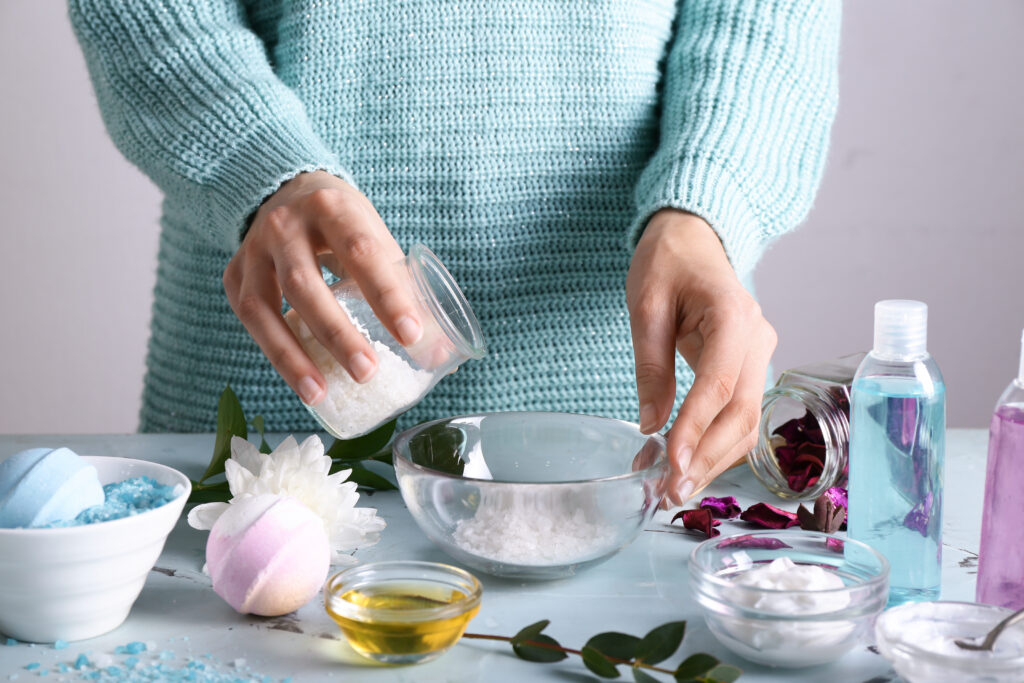 O truque caseiro que devolve o branco da roupa e elimina manchas sem esforço 2 Pessoa preparando uma mistura caseira para limpar roupa branca usando ingredientes como sal, óleos e produtos naturais sobre a mesa.
