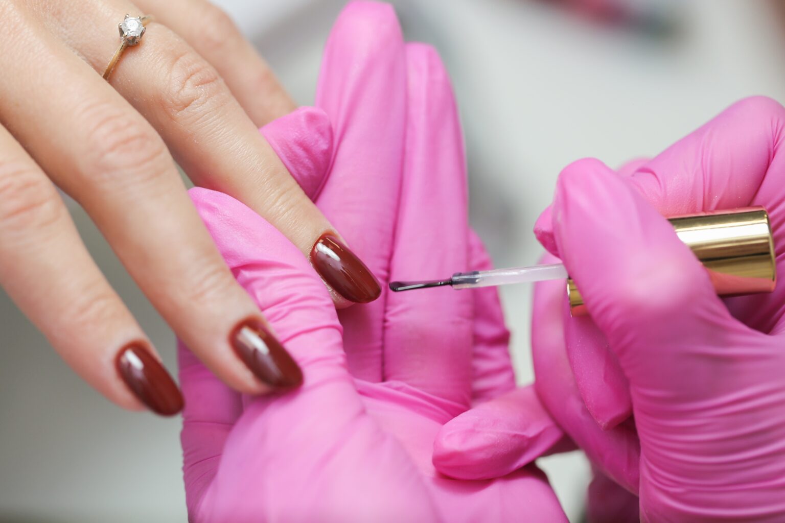 O segredo simples que deixa o esmalte intacto por muito mais tempo pintando unha