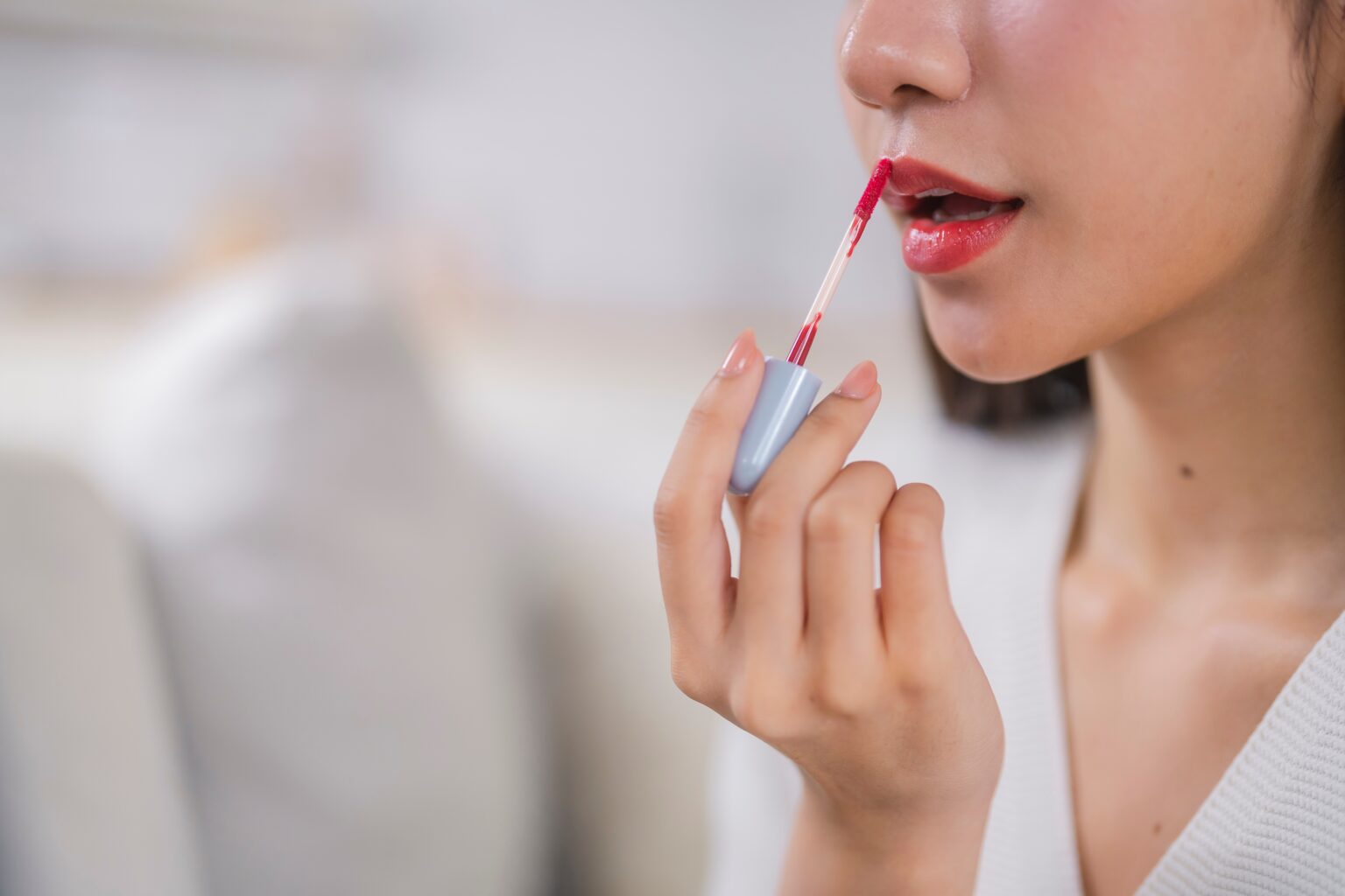 Como fazer o batom durar mais usando métodos simples e produtos acessíveis mulher passando batom vermelho