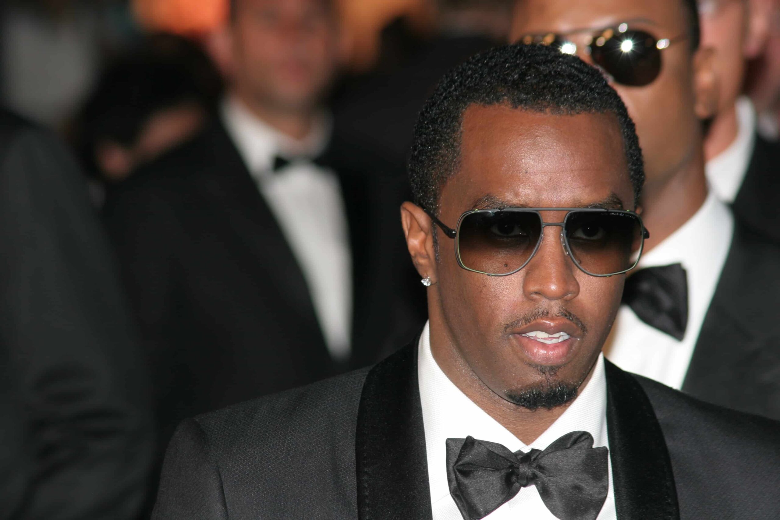 Sean “Diddy” Combs usa terno preto e óculos escuros em evento de gala, antes do início de sua pena nos Estados Unidos.