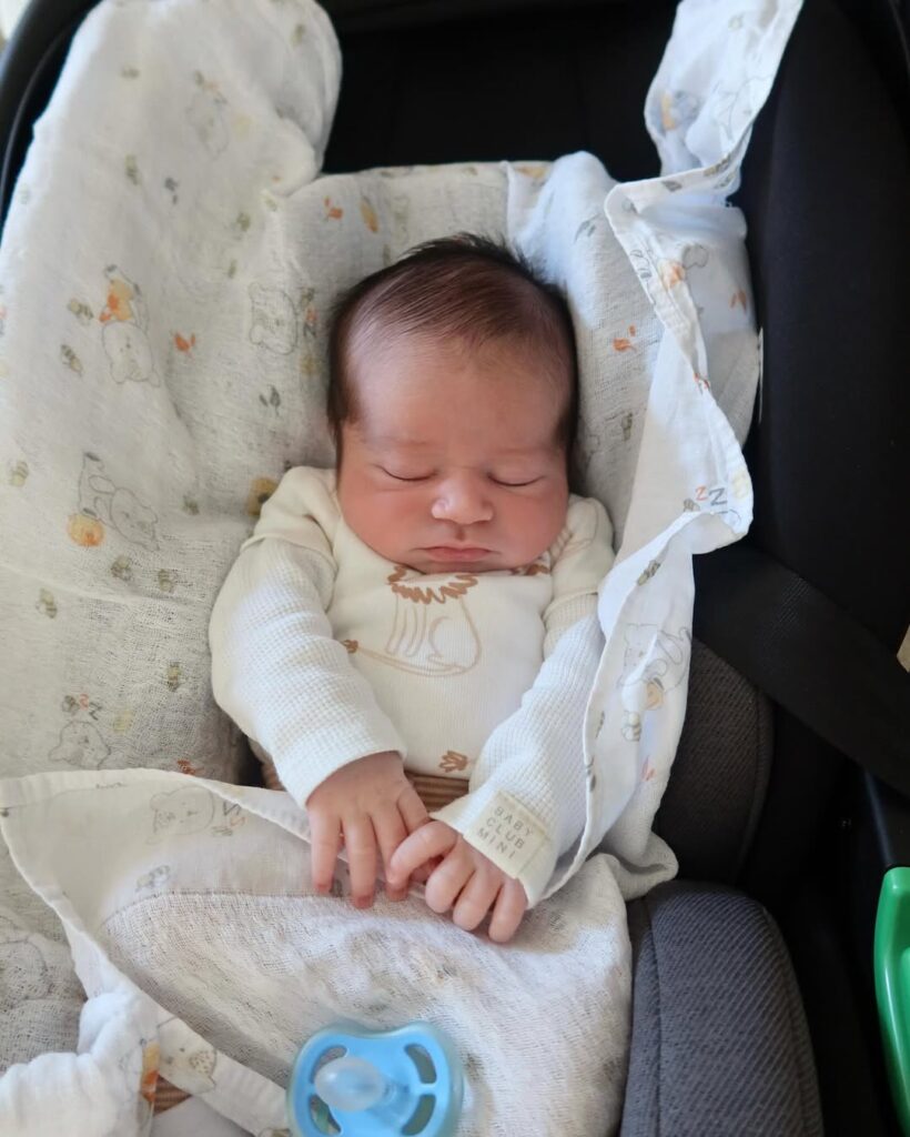 Chegadas que emocionaram: relembre os bebês de famosos que nasceram em 2025 3 Bebê recém-nascido de Lorena Maria e MC Daniel dorme no bebê-conforto, envolto em manta clara, em momento de descanso.