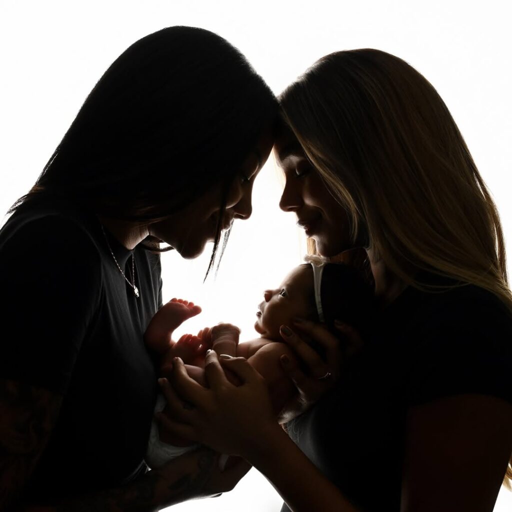 Chegadas que emocionaram: relembre os bebês de famosos que nasceram em 2025 2 Brunna Gonçalves e Ludmilla s se aproximam do bebê recém-nascido em retrato artístico com fundo claro, destacando o vínculo familiar.