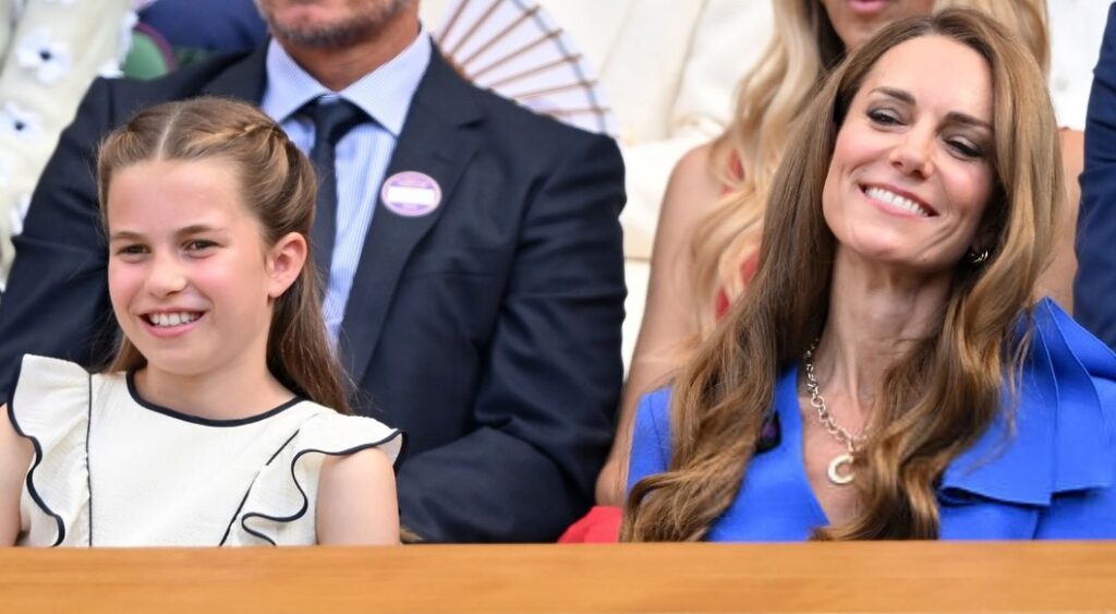 Princesa Charlotte ganha destaque ao apoiar Kate Middleton em tratamento contra o câncer Kate Middleton aparece sentada ao lado da filha, a princesa Charlotte, durante evento público da família real britânica, em momento de proximidade e carinho.