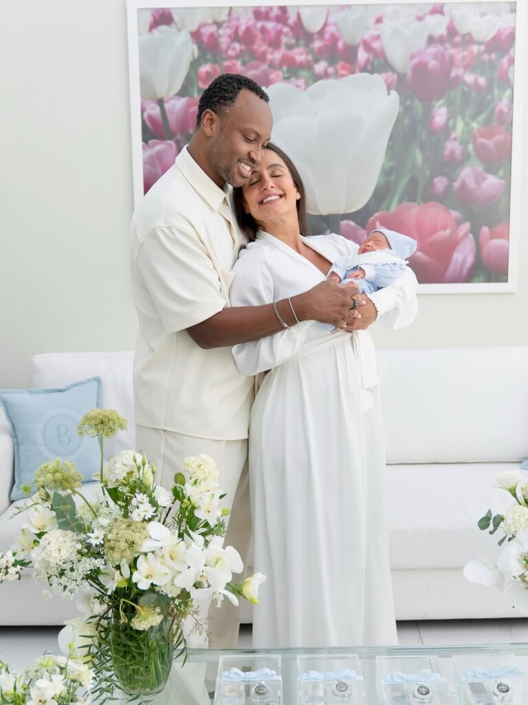 Chegadas que emocionaram: relembre os bebês de famosos que nasceram em 2025 6 Carol Peixinho e Thiaguinho posa com o bebê recém-nascido em ambiente decorado, durante ensaio de família.