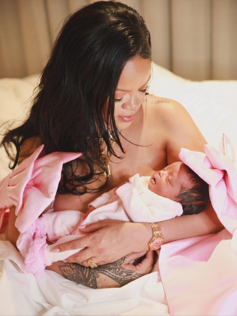 Chegadas que emocionaram: relembre os bebês de famosos que nasceram em 2025 12 Rihanna segura a filha recém-nascida no colo em registro íntimo feito em ambiente interno.