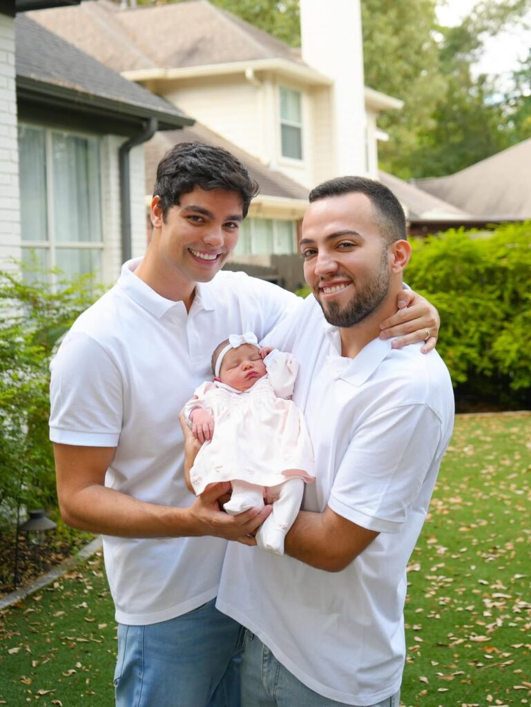 Chegadas que emocionaram: relembre os bebês de famosos que nasceram em 2025 10 Lucas Rangel e Lucas Bley posa com a filha recém-nascida no quintal de casa, em retrato familiar ao ar livre.