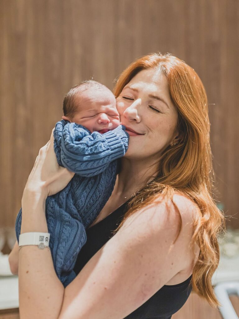 Chegadas que emocionaram: relembre os bebês de famosos que nasceram em 2025 9 Dani Calabresa segura o bebê recém-nascido nos braços em registro feito ainda no hospital.