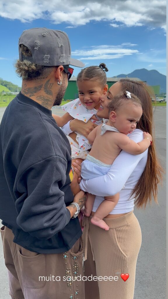 Após viagem a sós, Neymar e Bruna Biancardi mostram reencontro com as filhas 1 Neymar Jr e Bruna BIancardi em foto com as filhas Mel e Mavie