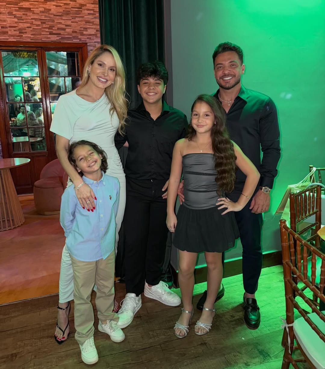 Mileide Mihaile e Wesley Safadão se reencontram na formatura do filho