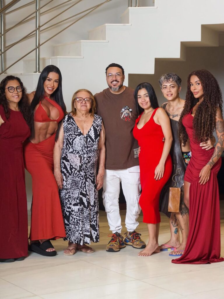 Belo e Gracyanne passam Natal juntos após separação e surpreendem fãs 1 Belo e Gracyanne Barbosa posam ao lado de familiares durante a ceia de Natal em registro compartilhado nas redes sociais