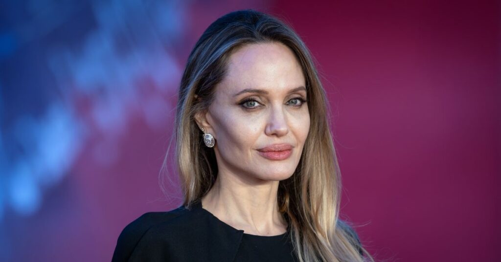 Angelina Jolie exibe cicatrizes de masectomia e alerta para câncer de mama Angelina Jolie