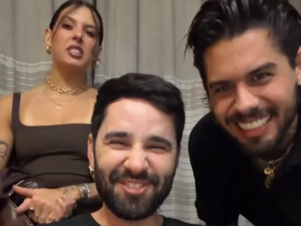 Ana, Zé e amigo da cantora postam vídeos juntos após boatos de afastamento por comentário Ana, Zé e amigo da cantora postam vídeos juntos após boatos de afastamento por comentário