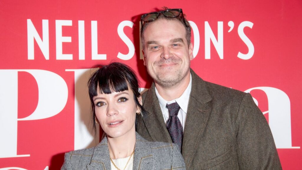 Lily Allen é vista aos beijos com escritor após divórcio com David Harbour