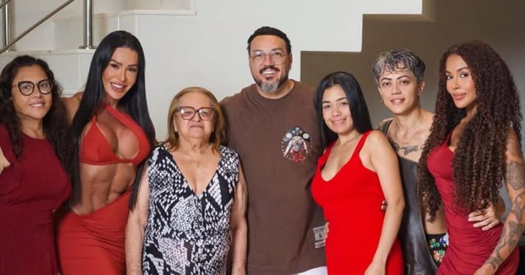 Belo e Gracyanne passam Natal juntos após separação e surpreendem fãs Belo e Gracyanne Barbosa posam ao lado de familiares durante a ceia de Natal em registro compartilhado nas redes sociais