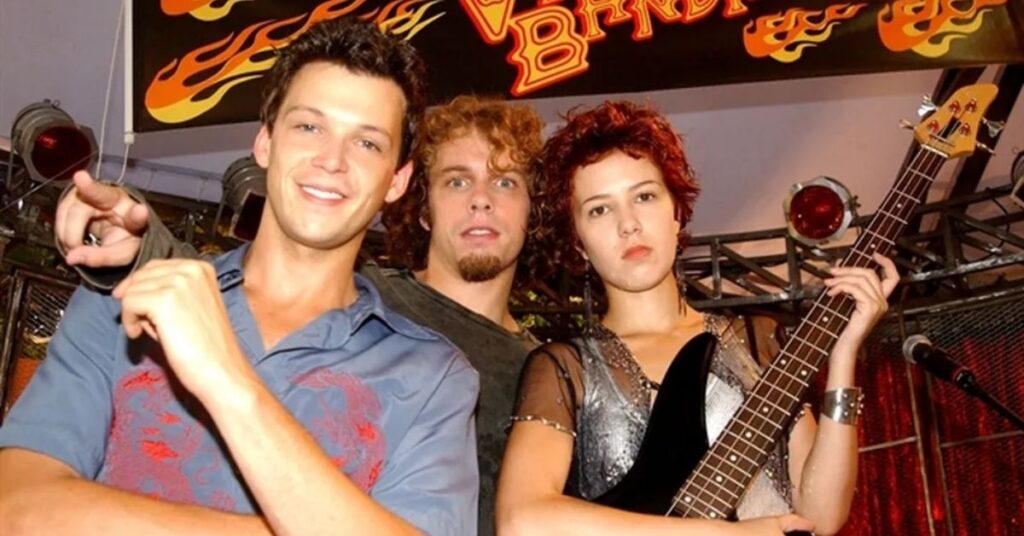 Integrantes da banda fictícia Vagabanda, da série Malhação, posam em palco com instrumentos musicais durante apresentação fictícia da trama juvenil da Globo